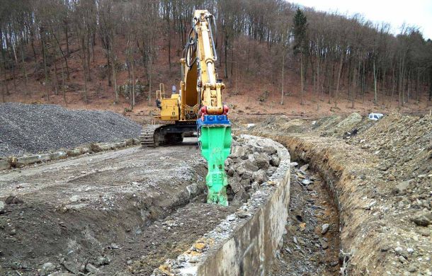 Kelheim West Deponie Brecher auf Baustelle