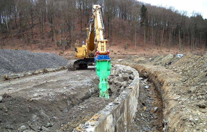 Kelheim West Deponie Brecher auf Baustelle