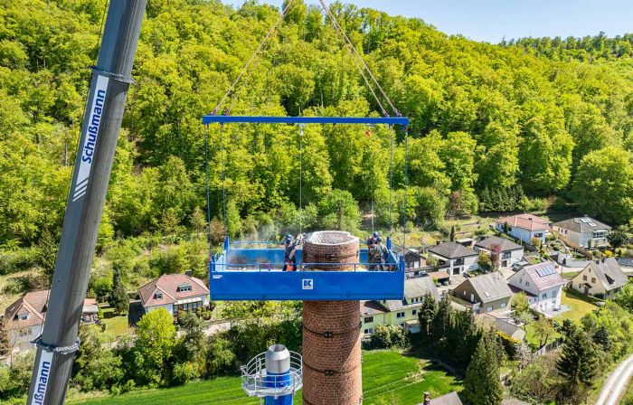 Abbruch von Kamin mit Arbeitsbühne durch Spezialverfahren von KARL Bau