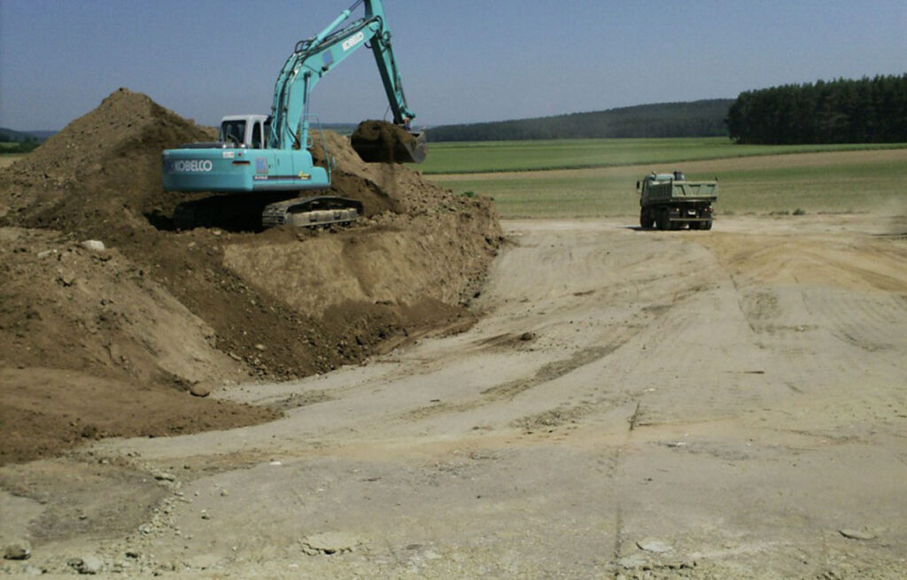 Bagger auf Deponie in Arnhofen