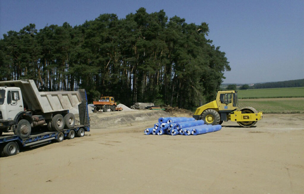 Baumaschinen auf Deponie in Arnhofen