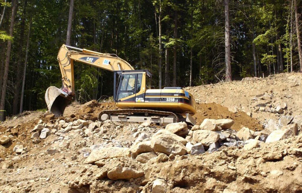 Bauarbeiten mit Bagger während des Ausbaus der Staatsstraße