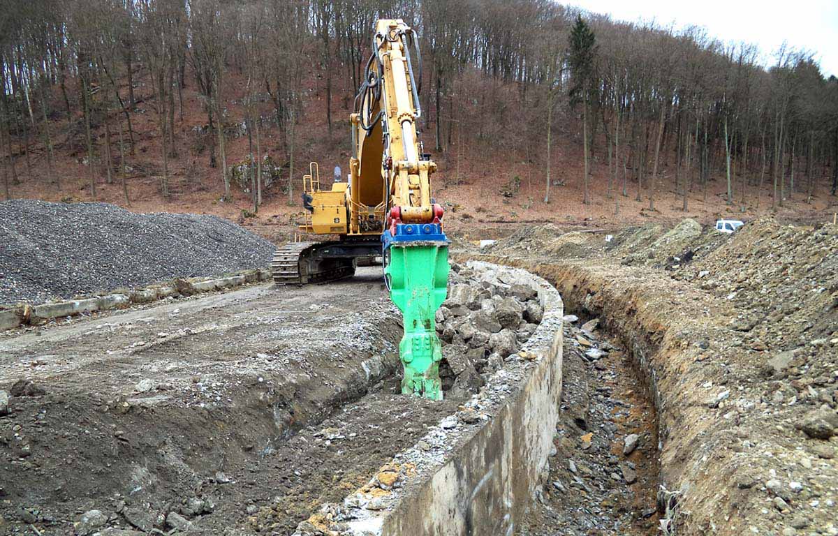 Kelheim West Deponie Brecher auf Baustelle