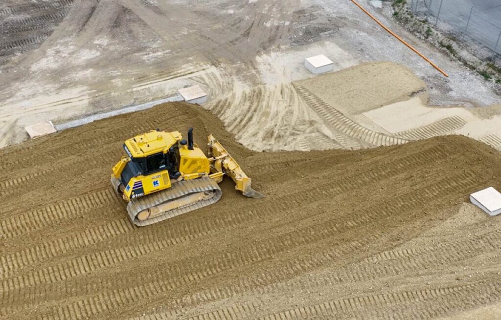 Raupe von KARL Bau auf Baustelle in Mamming