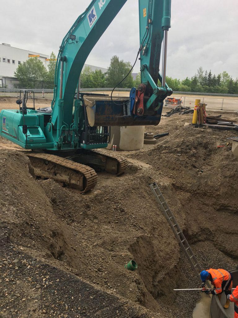 Bagger bei Bauarbeiten zum Akustikprüfstand in München