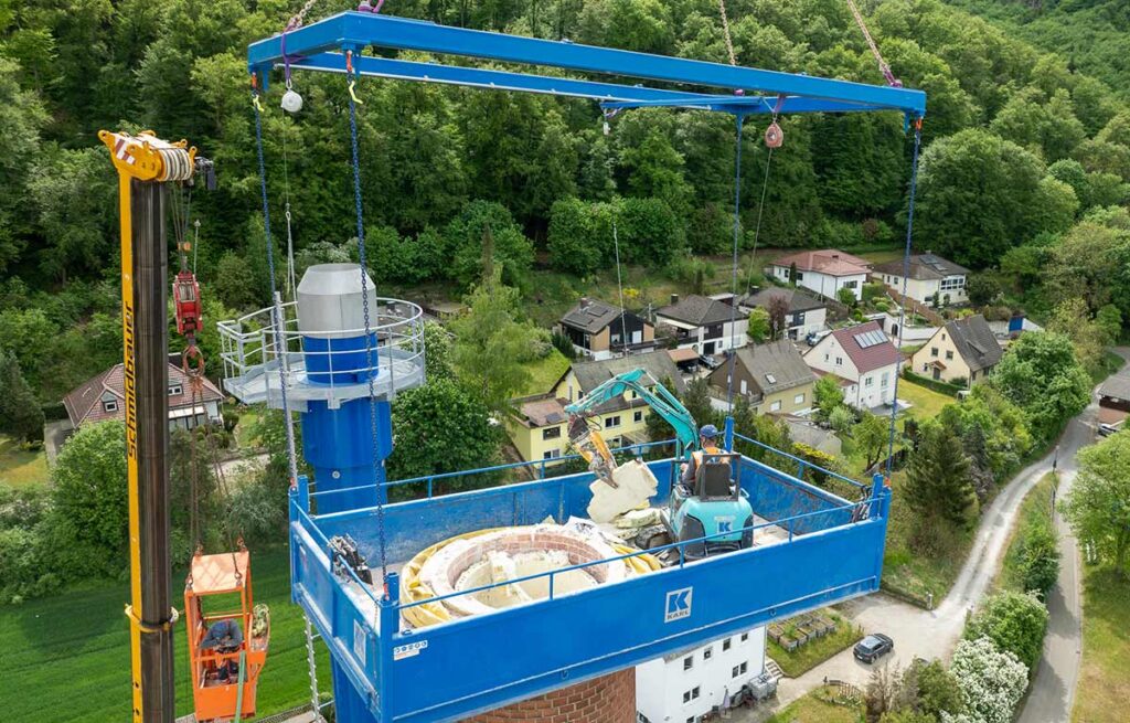 Spezialabbruch von Kamin mit Arbeitsbühne in Kipfenberg