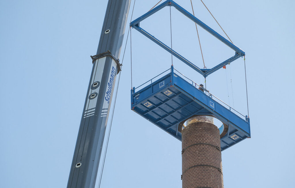 Abbruch von Kamin in Kipfenberg mit Arbeitsbühne